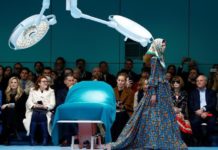 ランウェイに手術台!?GUCCIの2018秋冬最新速報